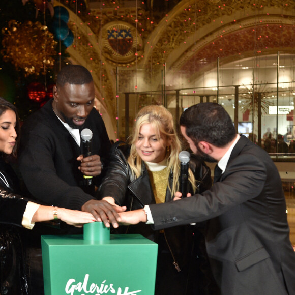 Héléne Sy, Leïla Bekhti, Omar Sy et Louane Emera - Inauguration des vitrines et du sapin de Noël des Galeries Lafayette Haussmann à Paris. Le 17 novembre 2021.