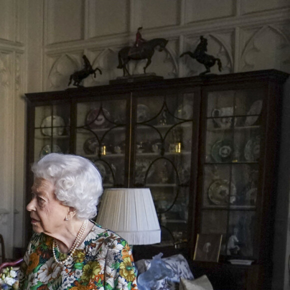 La reine Elisabeth II d'Angleterre en audience au château de Windsor avec Sir Nick Carter, Chef d'état-major de la Défense. Le 17 novembre 2021