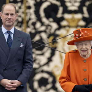 La reine Elisabeth II d'Angleterre et son fils le prince Edward au lancement du Queen's Baton, relais des Jeux du Commonwealth 2022, au palais de Buckingham à Londres, Royaume Uni, le 7, 2021.