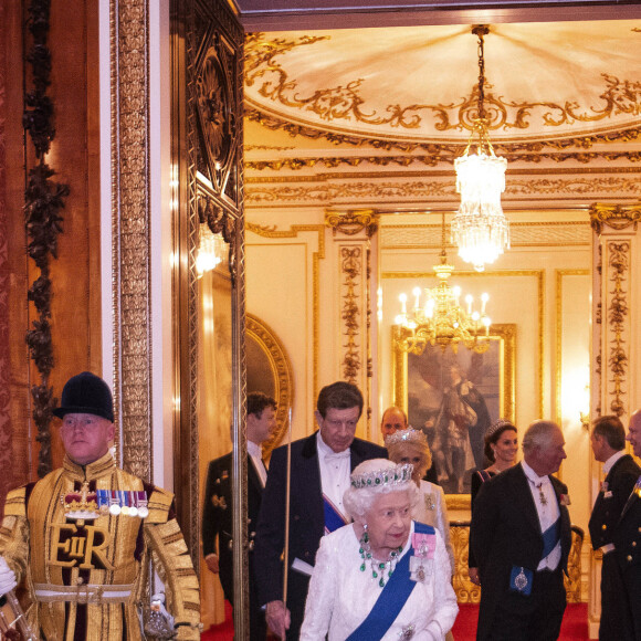 La reine Elisabeth II d'Angleterre reçoit les membres du corps diplomatique à Buckingham Palace, le 11 décembre 2019.