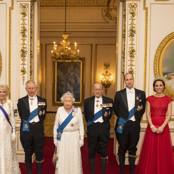 Camilla Parker Bowles, duchesse de Cornouailles, le prince Charles, la reine Elisabeth II d'Angleterre, le prince Philip, duc d'Edimbourg, le prince William, duc de Cambridge, et Kate Catherine Middleton, duchesse de Cambridge (porte le diadème qui a appartenu à la princesse Diana) - La famille royale d'Angleterre lors de la réception annuelle pour les membres du corps diplomatique au palais de Buckingham à Londres. Le 8 décembre 2016