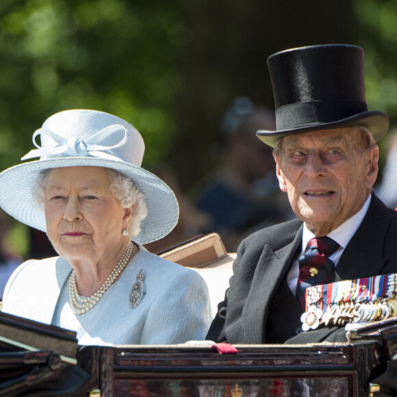 La reine Elisabeth II d'Angleterre, le prince Philip, duc d'Edimbourg - La famille royale d'Angleterre au palais de Buckingham pour assister à la parade "Trooping The Colour" à Londres le 17 juin 2017.