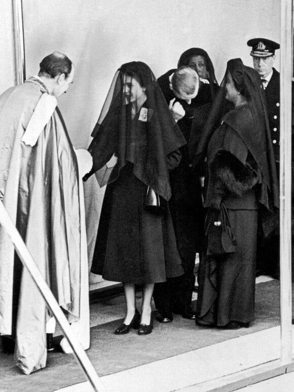 La reine Elisabeth II d'Angleterre, la reine Elizabeth, et le prince Philip, duc d'Edimbourg, lors des funérailles du roi George VI en 1952.