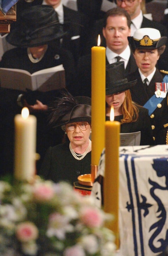La reine Elizabeth II aux funérailles de sa mère à Londres en 2002. 