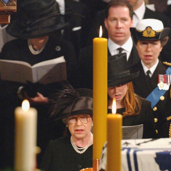 La reine Elizabeth II aux funérailles de sa mère à Londres en 2002. 