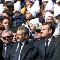 "Ils sont à deux doigts de se rouler une pelle" : Emmanuel Macron la main sur le genou de Nicolas Sarkozy