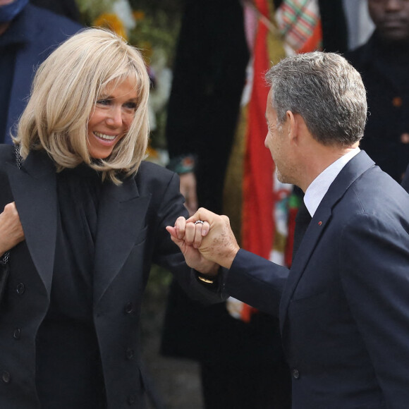 Brigitte Macron et Nicolas Sarkozy - Sorties de la messe funéraire en hommage à Bernard Tapie en l'église Saint-Germain-des-Prés à Paris. Le 6 octobre 2021