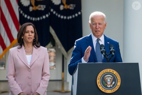 Joe Biden et Kamala Harris lors de la remise de médailles d'or aux membres de la police du Capitole à Washington et à la DC Metropolitan Police pour avoir exercé leurs devoirs face à l'insurrection populaire du 6 janvier. Le 5 août 2021.