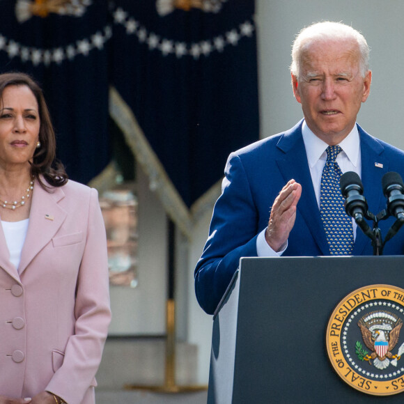 Joe Biden et Kamala Harris lors de la remise de médailles d'or aux membres de la police du Capitole à Washington et à la DC Metropolitan Police pour avoir exercé leurs devoirs face à l'insurrection populaire du 6 janvier. Le 5 août 2021.