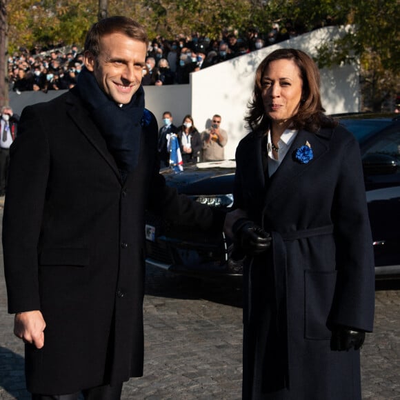 Emmanuel Macron, président de la République française et Kamala Harris, vice-présidente des États-Unis lors d'une cérémonie à l'Arc de Triomphe et sur la Tombe du Soldat inconnu, dans le cadre des commémorations marquant le 103ème anniversaire de l'armistice du 11 novembre 1918, mettant fin à la Première Guerre mondiale (WWI) à l'Arc de Triomphe à Paris, France, le 11 novembre 2021. © Laurent Zabulon/Pool/Bestimage 