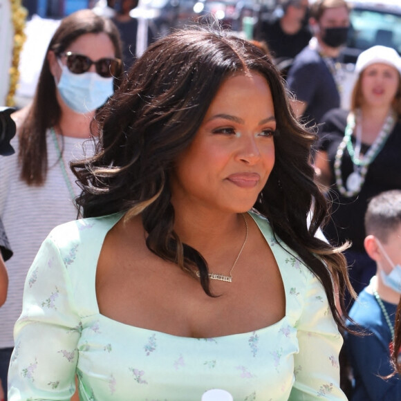 Christina Milian, enceinte, en pleine promotion de la marque "Beignet Box" sur un char lors d'une parade à Los Angeles le 10 avril 2021.