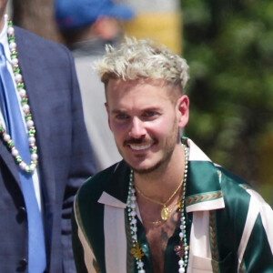 M Pokora (Matt) en pleine promotion de la marque "Beignet Box" de Christina Milian sur un char lors d'une parade à Los Angeles le 10 avril 2021. 