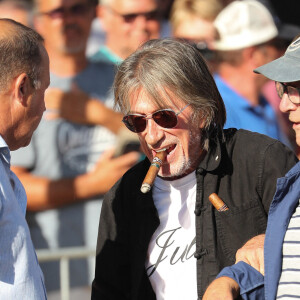 Semi-exclusif - Jacques Dutronc - Challenge Henri Salvador 2019, Un tournoi VIP de Pétanque "Souvenir Henri-Salvador" organisé chaque année à l'Ile-Rousse par le Sport Pétanque Ile-Rousse, en Corse, France, le 13 Septembre 2019. S.Vartan est la marraine d'honneur de cette édition 2019; J.Dutronc est venu pour faire le show, avant le coup d'envoi en faisant sauter le bouchon d'une bouteille et d'aller à la rencontre du public. A noter aussi que les "Amies de Julie" étaient là pour poursuivre leur combat pour J.Douib assassinée au mois de Mars dernier à l'Ile-Rousse par son ex-mari et pour toutes les violences faites aux femmes. © Olivier Sanchez/Crystal/Bestimage 