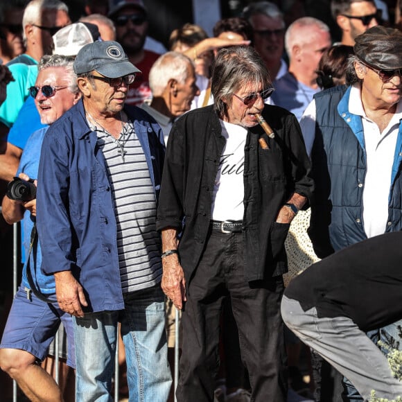 Semi-exclusif - Jacques Dutronc - Challenge Henri Salvador 2019, Un tournoi VIP de Pétanque "Souvenir Henri-Salvador" organisé chaque année à l'Ile-Rousse par le Sport Pétanque Ile-Rousse, en Corse, France, le 13 Septembre 2019. S.Vartan est la marraine d'honneur de cette édition 2019; J.Dutronc est venu pour faire le show, avant le coup d'envoi en faisant sauter le bouchon d'une bouteille et d'aller à la rencontre du public. A noter aussi que les "Amies de Julie" étaient là pour poursuivre leur combat pour J.Douib assassinée au mois de Mars dernier à l'Ile-Rousse par son ex-mari et pour toutes les violences faites aux femmes. © Olivier Sanchez/Crystal/Bestimage 