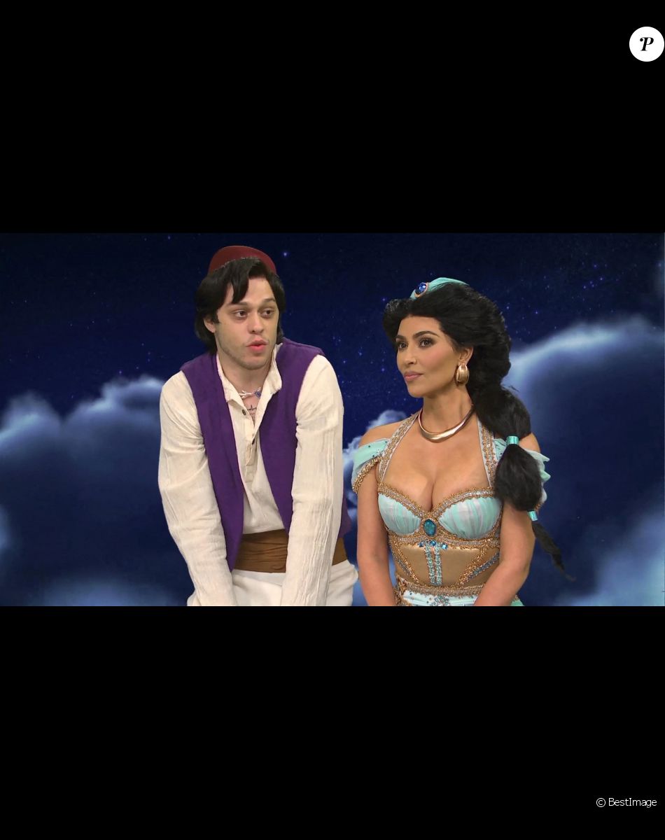 Kim Kardashian et Pete Davidson s'embrassent dans une parodie d'Aladdin dans l'émission "Saturday Night Live". New York.