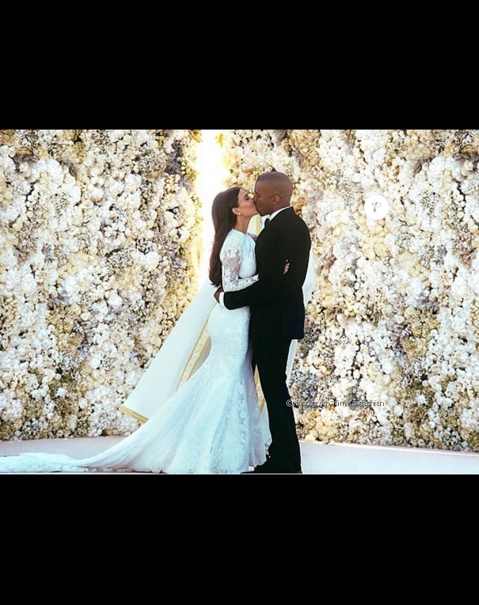 Kim Kardashian et Kanye West sont à nouveau ensemble ? C'est ce qu'affirmerait le rappeur depuis leur mise en scène d'un mariage, pour l'écoute de l'album "DONDA".