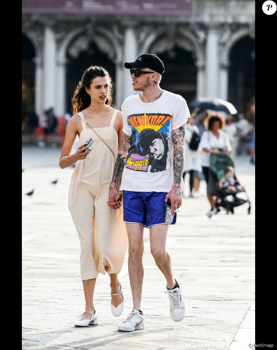 Margaret Qualley et son compagnon Pete Davidson se promènent dans les rues de Venise lors de la 76e édition du festival du film de Venise, La Mostra, le 2 septembre 2019.