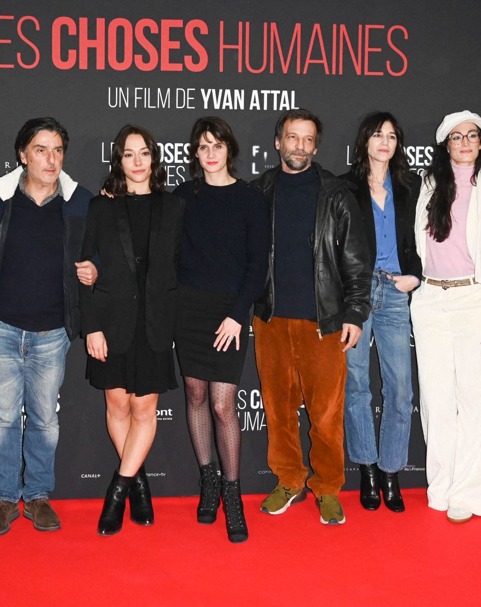 Benjamin Lavernhe, Ben Attal, Yvan Attal, Suzanne Jouannet (habillée en Céline), Judith Chemla, Mathieu Kassovitz, Charlotte Gainsbourg, Laëtitia Eïdo, Camille Razat et Karine Tuil - Avant-première du film "Les Choses Humaines" au cinéma UGC Normandie à Paris le 23 novembre 2021. © Coadic Guirec/Bestimage