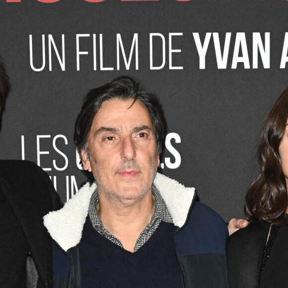 Ben Attal, Yvan Attal et Suzanne Jouannet (habillée en Céline) - Avant-première du film "Les Choses Humaines" au cinéma UGC Normandie à Paris le 23 novembre 2021. © Coadic Guirec/Bestimage