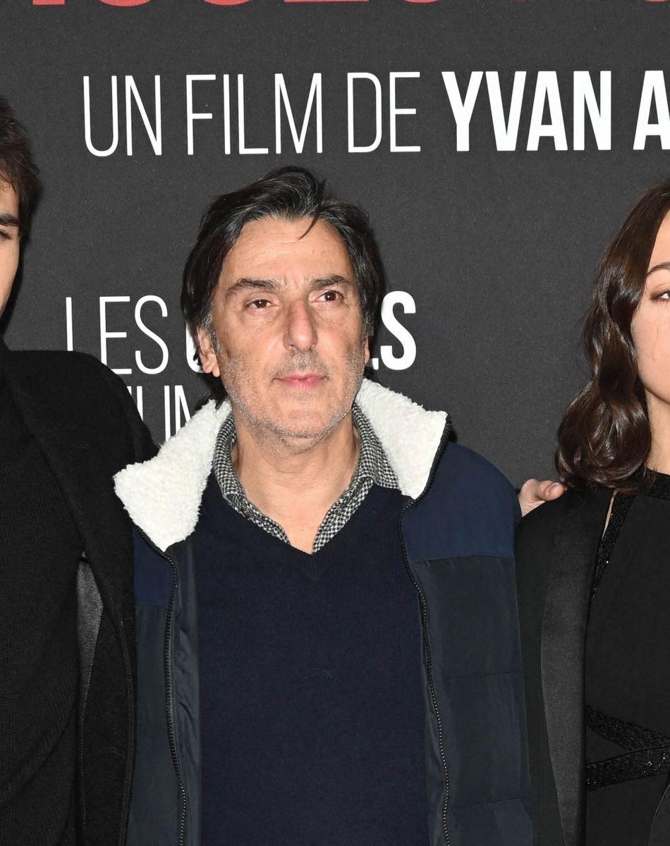 Ben Attal, Yvan Attal et Suzanne Jouannet (habillée en Céline) - Avant-première du film "Les Choses Humaines" au cinéma UGC Normandie à Paris le 23 novembre 2021. © Coadic Guirec/Bestimage