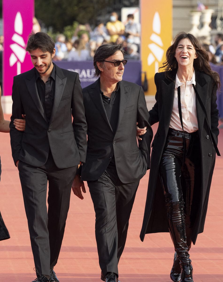 Ben Attal, Yvan Attal et Charlotte Gainsbourg (présidente du jury) - Première du film "Les choses humaines" lors de la 47éme édition du Festival du Cinéma Américain de Deauville le 11 septembre 2021. © Olivier Borde / Bestimage