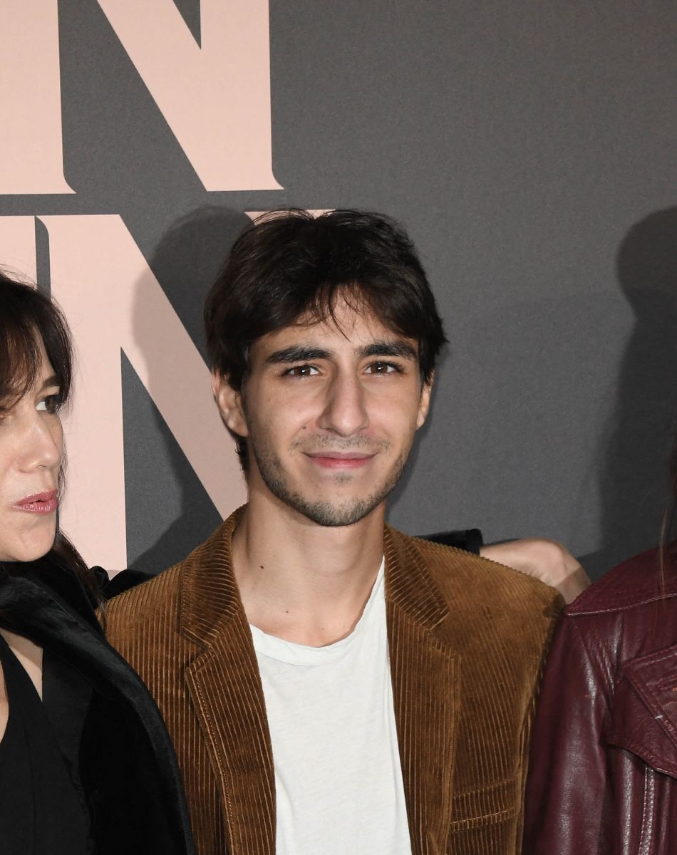 Ben Attal avec ses parents Yvan Attal et Charlotte Gainsbourg - Avant-première du film "Mon chien stupide" au cinéma UGC Normandie à Paris, le 22 octobre 2019. © Coadic Guirec/Bestimage