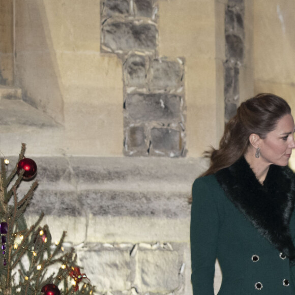 Catherine Kate Middleton, duchesse de Cambridge, le prince William, duc de Cambridge, la reine Elisabeth II d'Angleterre - La famille royale se réunit devant le chateau de Windsor pour remercier les membres de l'Armée du Salut et tous les bénévoles qui apportent leur soutien pendant l'épidémie de coronavirus (COVID-19) et à Noël le 8 décembre 2020.