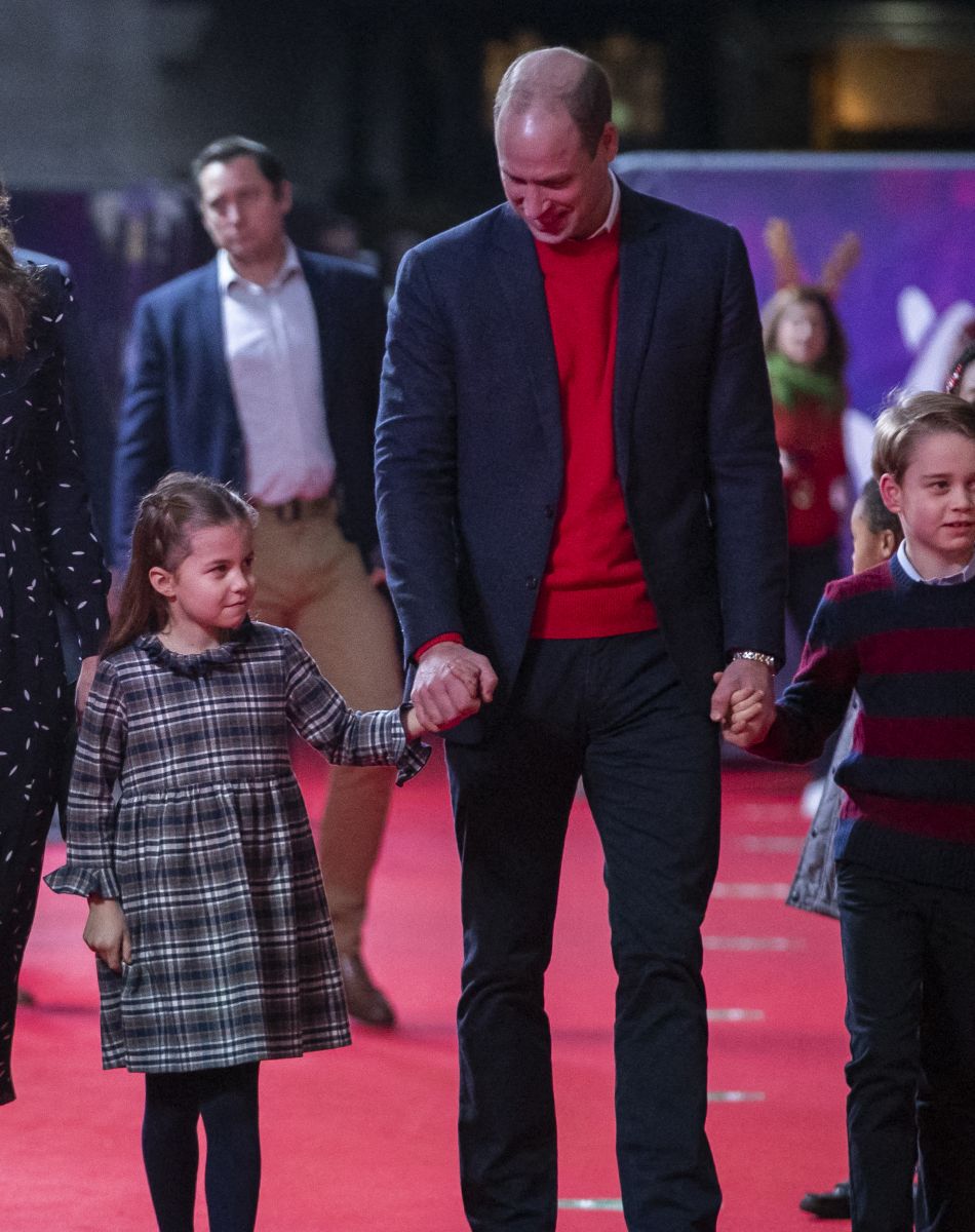 Le prince William, duc de Cambridge, et Catherine (Kate) Middleton, duchesse de Cambridge, avec leurs enfants le prince George, la princesse Charlotte et le prince Louis ont assisté à un spectacle donné en l'honneur des personnes qui ont été mobilisées pendant la pandémie au Palladium à Londres, Royaume Uni, le 11 décembre 2020.