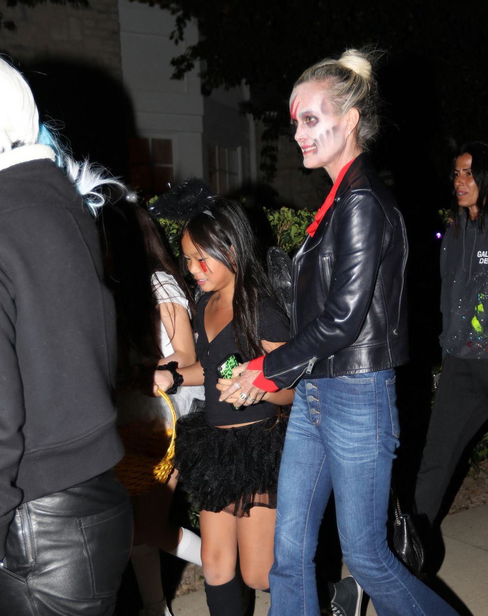 Laeticia Hallyday fait la chasse aux bonbons en famille dans le quartier résidentiel de Pacific Palisades à Los Angeles, le 31 Octobre 2019 avec son amie Hortense d'Estève déguisée en Harley Queen et Maryline Issartier.