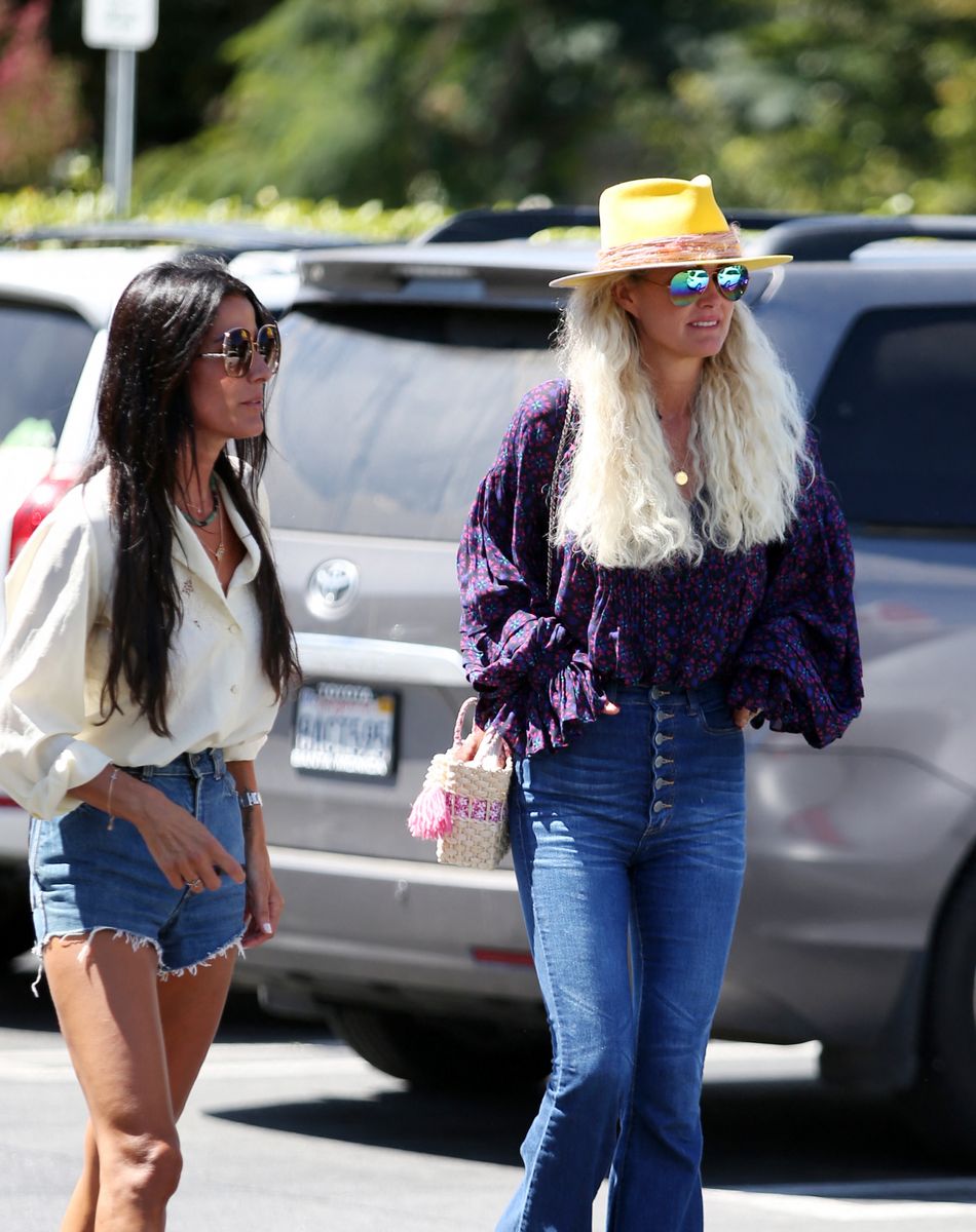 Laeticia Hallyday et Maryline Issartier vont déjeuner dans un restaurant de sushi à Los Angeles, proche de l'école des filles de Laeticia. Le 13 septembre 2019