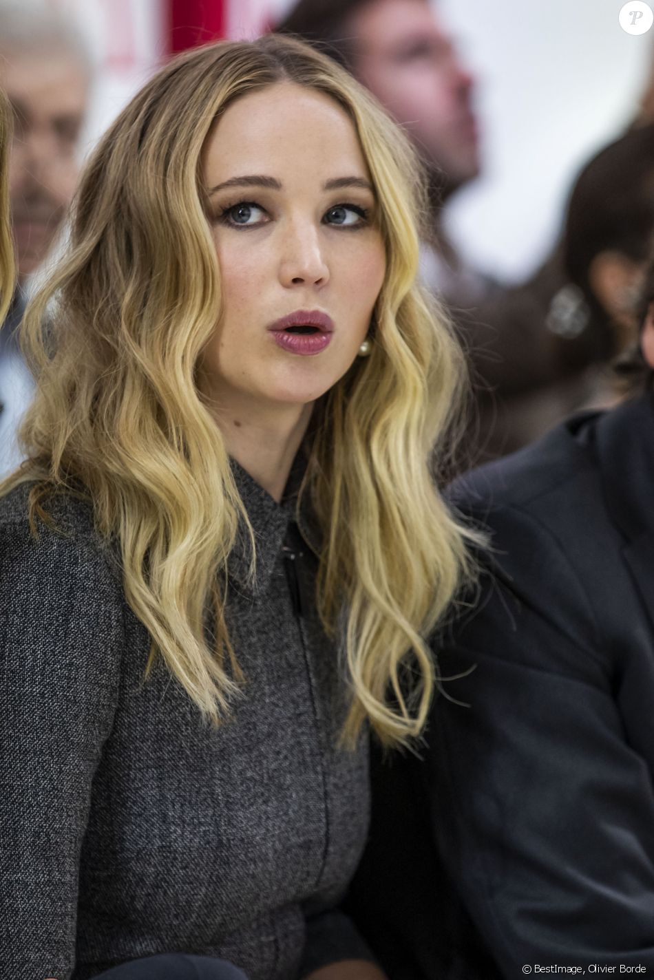 Jennifer Lawrence lors du Front Row du défilé de mode prêt-à-porter ...