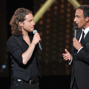 Exclusif - Julien Doré et Nikos Aliagas - Scène - Enregistrement de l'émission "La Chanson de l'année" au Zénith de Paris, le 13 juin 2014. 