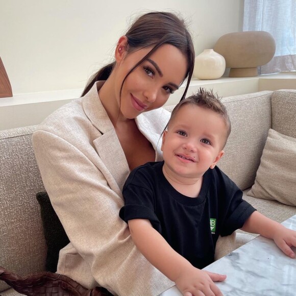 Nabilla, amoureuse de son mari Thomas Vergara et fan de leur fils Milann.