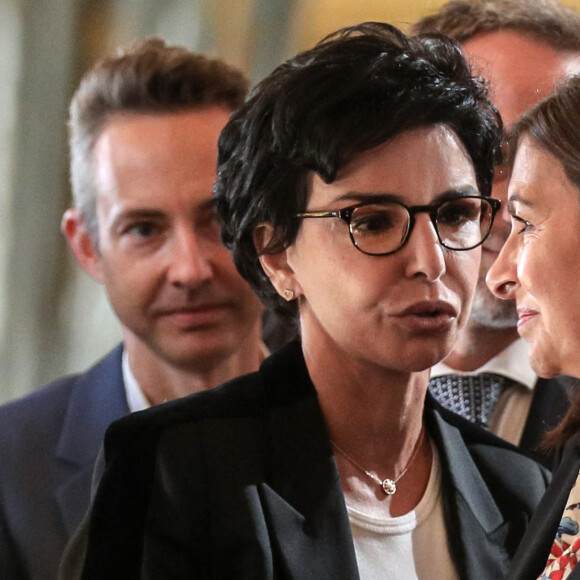 La maire de Paris, Anne Hidalgo accompagné de Emmanuel Grégoire est accueillie par Rachida Dati membre du parti Les Republicains (LR) et ancienne candidate aux élections municipales de Paris 2020, à son arrivée à la mairie de Paris pour la réunion du conseil de Paris qui l'élira officiellement après sa victoire aux élections municipales de Paris 2020 le week-end dernier. Le 3 juillet 2020, à Paris, France. © Stéphane Lemouton/Bestimage