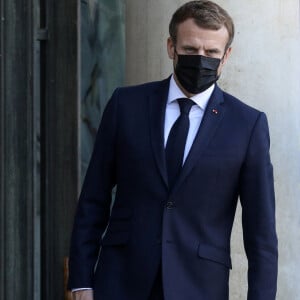 Le président de la République française, Emmanuel Macron raccompagne le président du Tchad après un entretien au palais de l'Elysée à Paris, France, le 12 novembre 2021. © Stéphane Lemouton/Bestimage 