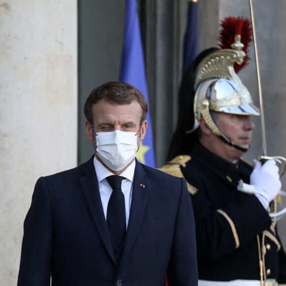 Le président de la République française, Emmanuel Macron reçoit le président de la République fédérale du Nigeria pour un entretien au palais de l'Elysée à Paris, France, le 10 novembre 2021. © Stéphane Lemouton/Bestimage 