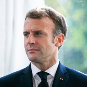 Le président de la République française Emmanuel Macron lors de la signature de l'acte de transfert de propriété de 26 oeuvres des trésors royaux d'Abomey à la Rapublique du Benin, au palais de l'Elysée à Paris, France, le 9 novembre 2021. © Romain Gaillard/Pool/Bestimage 