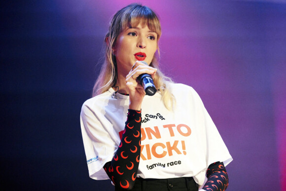 La chanteuse Angèle donne un concert au piano - 3ème édition de l'évènement "Run to kick" (dont le but est de collecter des fonds et de financer des projets de recherche innovants contre le cancer pédiatrique) à Louvain-la-Neuve en Belgique, le 27 septembre 2020.