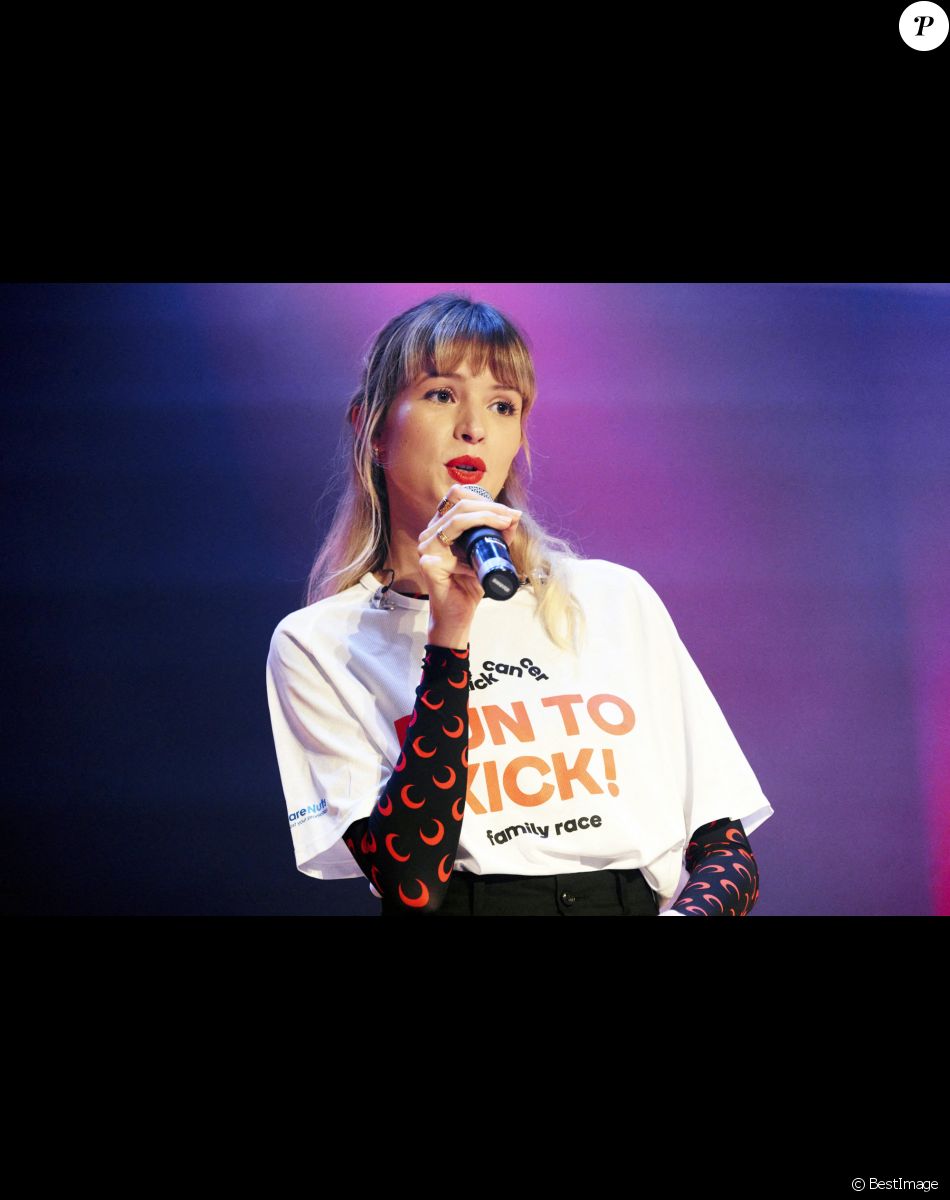 La chanteuse Angèle donne un concert au piano - 3ème édition de l'évènement "Run to kick" (dont le but est de collecter des fonds et de financer des projets de recherche innovants contre le cancer pédiatrique) à Louvain-la-Neuve en Belgique, le 27 septembre 2020.