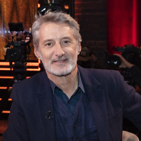 Exclusif - Antoine De Caunes pendant le tournage de l'émission On Est En Direct (OEED) du samedi 27/11/202, présentée par L.Salamé et L.Ruquier, à Paris, France, le 27 novembre 2021. © Jack Tribeca/Bestimage 