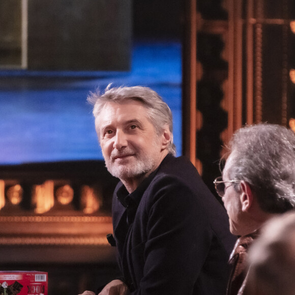 Exclusif - Antoine De Caunes pendant le tournage de l'émission On Est En Direct (OEED) du samedi 27/11/202, présentée par L.Salamé et L.Ruquier, à Paris, France, le 27 novembre 2021. © Jack Tribeca/Bestimage 