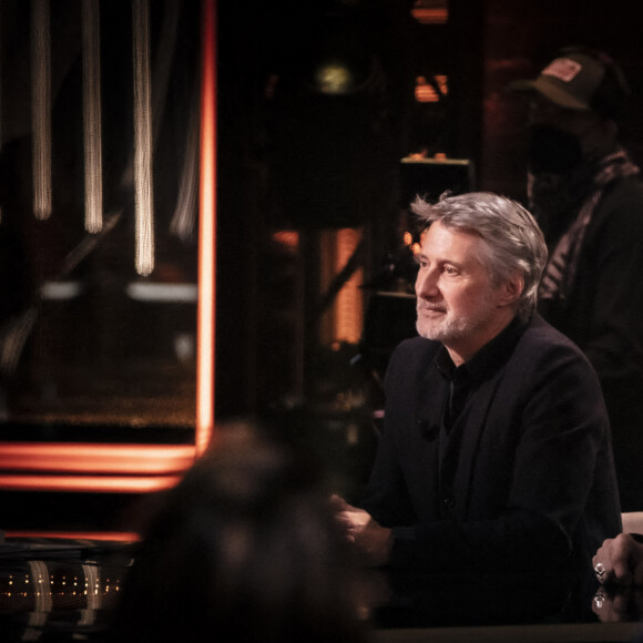 Exclusif - Antoine De Caunes pendant le tournage de l'émission On Est En Direct (OEED) du samedi 27/11/202, présentée par L.Salamé et L.Ruquier, à Paris, France, le 27 novembre 2021. © Jack Tribeca/Bestimage 