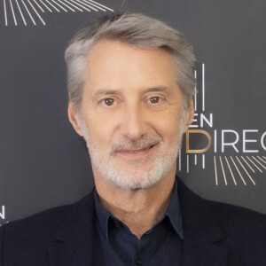 Exclusif - Antoine De Caunes en backstage de l'émission On Est En Direct (OEED) du samedi 27/11/2021, présentée par L.Salamé et L.Ruquier à Paris, France, le 27 novembre 2021. © Jack Tribeca/Bestimage 