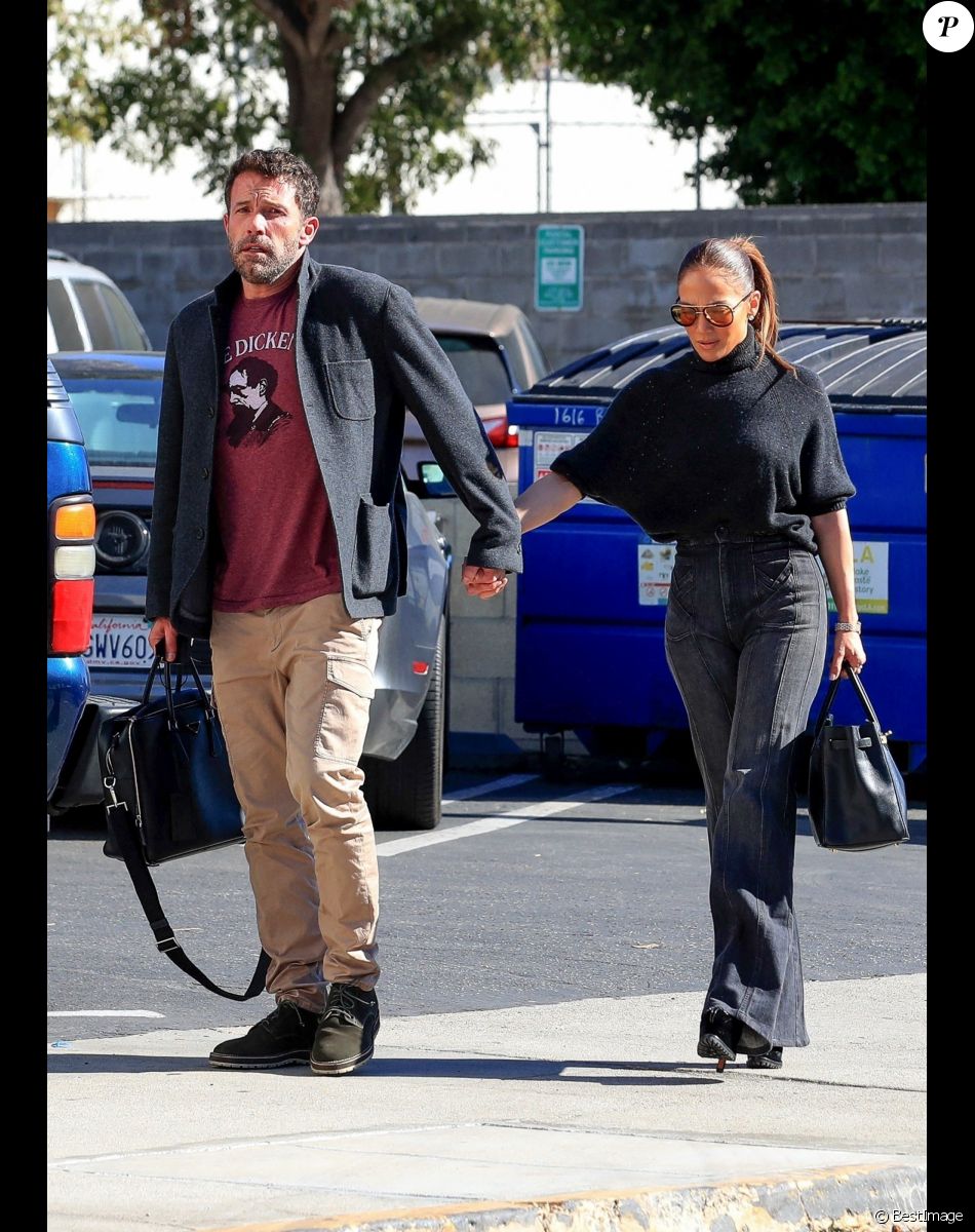 Ben Affleck et sa compagne Jennifer Lopez, main dans la main, arrivent dans un studio d'enregistrement à Los Angeles, le 27 novembre 2021.