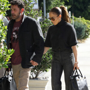 Ben Affleck et sa compagne Jennifer Lopez, main dans la main, arrivent dans un studio d'enregistrement à Los Angeles, le 27 novembre 2021. 