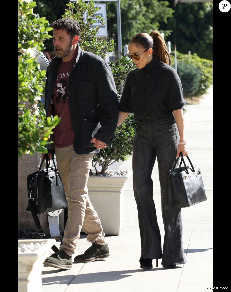 Ben Affleck et sa compagne Jennifer Lopez, main dans la main, arrivent dans un studio d'enregistrement à Los Angeles, le 27 novembre 2021.