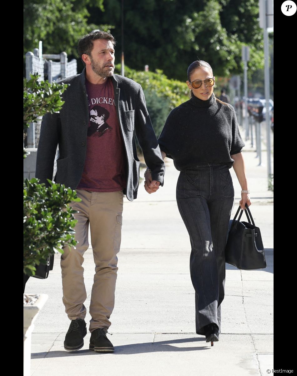 Ben Affleck et sa compagne Jennifer Lopez, main dans la main, arrivent dans un studio d'enregistrement à Los Angeles.