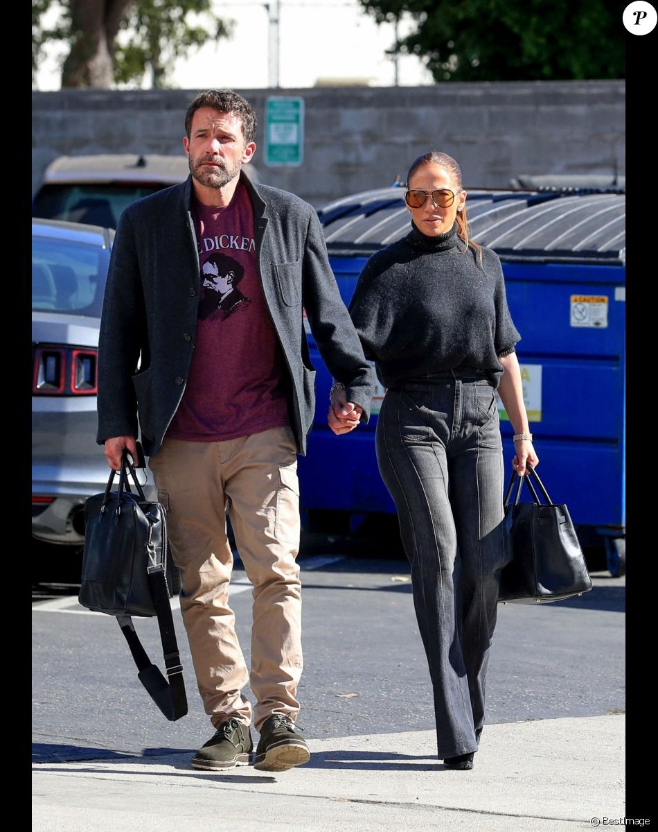 Ben Affleck et sa compagne Jennifer Lopez, main dans la main, arrivent dans un studio d'enregistrement à Los Angeles, le 27 novembre 2021.