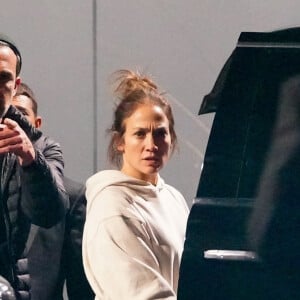 Ben Affleck et sa compagne Jennifer Lopez montent dans une limousine sur le tarmac de l'aéroport de Los Angeles (LAX), le 19 novembre 2021. 