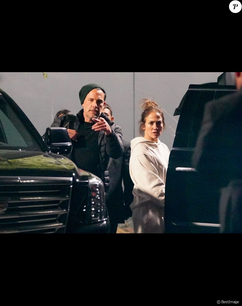 Ben Affleck et sa compagne Jennifer Lopez montent dans une limousine sur le tarmac de l'aéroport de Los Angeles (LAX), le 19 novembre 2021.